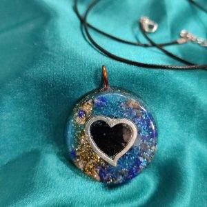 Crni turmalin u lapisu lazuliju sa srcem