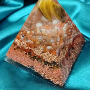 Životna sila, vitalnost i snaga, Piramida 8×8 sa tigrovim okom, karneolom i crvenim jaspisom