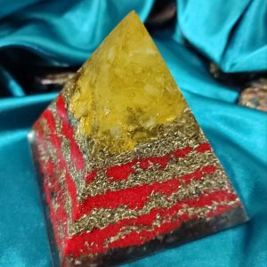 Privlačenje obilja, harmonizacija i lična moć. Piramida 8×8 cm sa citrinom u vrhu