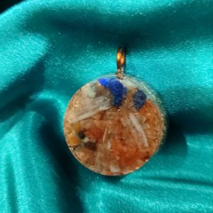 Hrabrost, jasnoća i mir. Ogrlica sa selenitom, plavim apatitom i karneolom