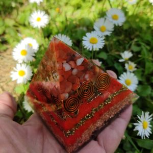 Životna sila, snaga i obilje. Piramida 7,5×7,5 cm sa karneolom