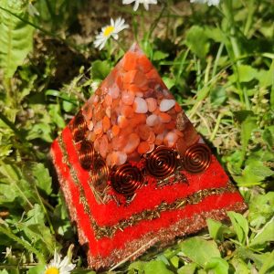 Životna sila, snaga i obilje. Piramida 7,5×7,5 cm sa karneolom