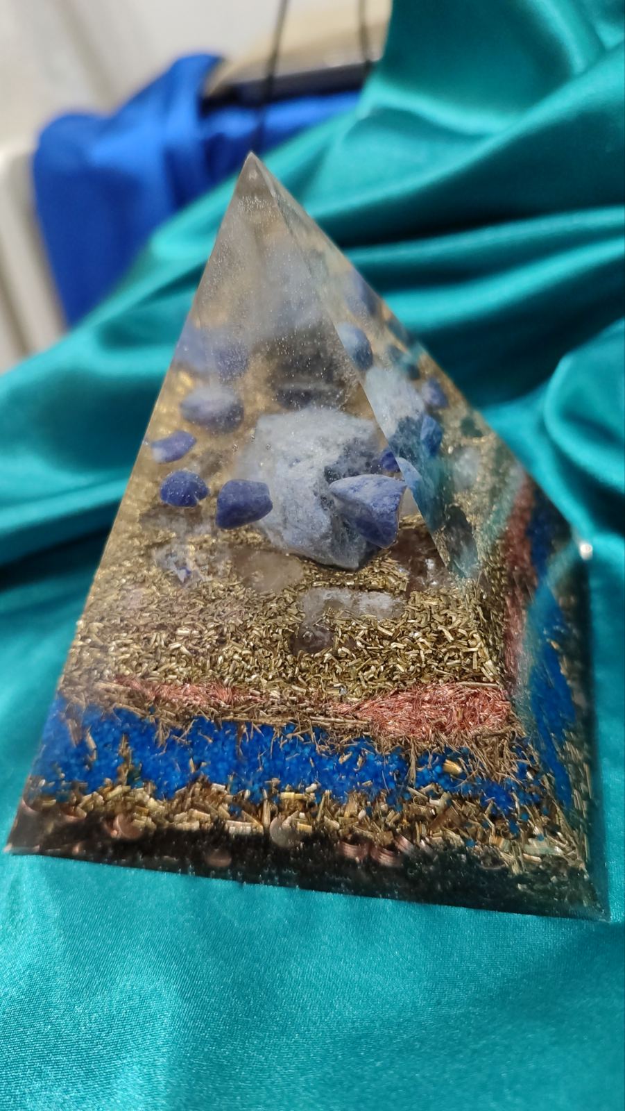 Grlena čakra, štitna žlezda, moć govora. Piramida sa sodalitom 9,5x9,5 cm - Image 3