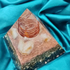 Energija uspeha, izobilja i rasta. Piramida 9,5×9,5 sa citrinom