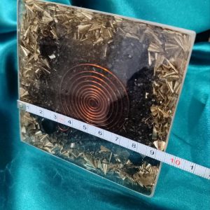 Privlačenje obilja, harmonizacija i lična moć. Piramida 9,5×9,5 cm sa citrinom i zlatnim listićima 24k