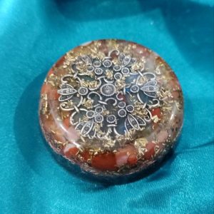 Inspiracija, životna sila i harmonija. Lični/prostorni medaljon sa mandalom i karneolom, 5,5 cm