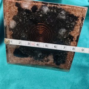 Životna sila, snaga i obilje. Piramida 8x8cm sa karneolom listićima 24K zlata