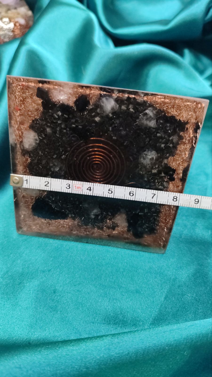 Životna sila, snaga i obilje. Piramida 8x8cm sa karneolom listićima 24K zlata - Image 2