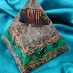 Piramida srca, mira i skladnog prostora sa crnim turmalinom u vrhu, 9×9 cm