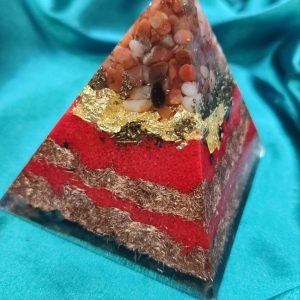 Životna sila, snaga i obilje. Piramida 8x8cm sa karneolom listićima 24K zlata