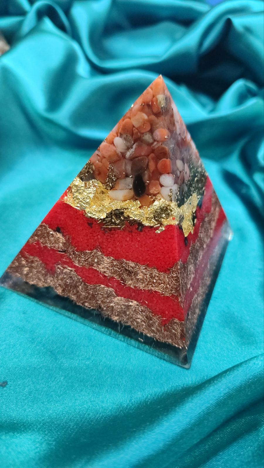 Životna sila, snaga i obilje. Piramida 8x8cm sa karneolom listićima 24K zlata