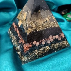 Zaštita, kreativnost i balans. Piramida sa više crnog turmalina 9,5×9,5 cm