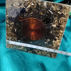 Zaštita, kreativnost i balans. Piramida sa više crnog turmalina 9,5×9,5 cm