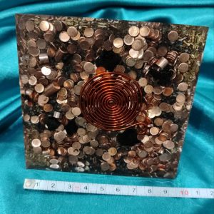 Grlena čakra, štitna žlezda, moć govora. Piramida sa sodalitom 9,5×9,5 cm