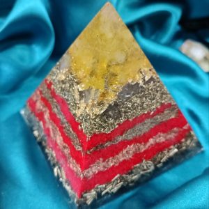 Privlačenje obilja, harmonizacija i lična moć. Piramida 9,5×9,5 cm sa citrinom i zlatnim listićima 24k