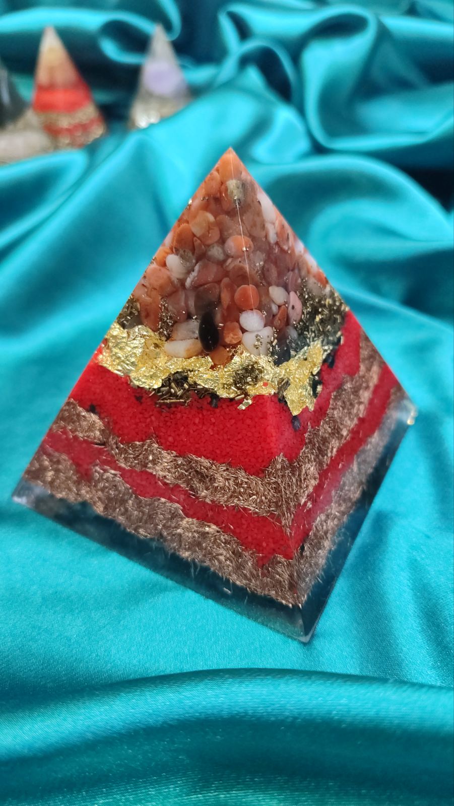 Životna sila, snaga i obilje. Piramida 8x8cm sa karneolom listićima 24K zlata - Image 3