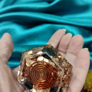 Bezuslovna ljubav i radost u srcu, šestougaona piramida sa rozekvarcom, 5x7cm