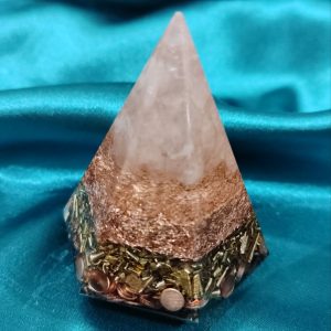 Bezuslovna ljubav i radost u srcu, šestougaona piramida sa rozekvarcom, 5x7cm