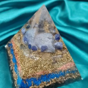 Grlena čakra, štitna žlezda, moć govora. Piramida sa sodalitom 9,5×9,5 cm