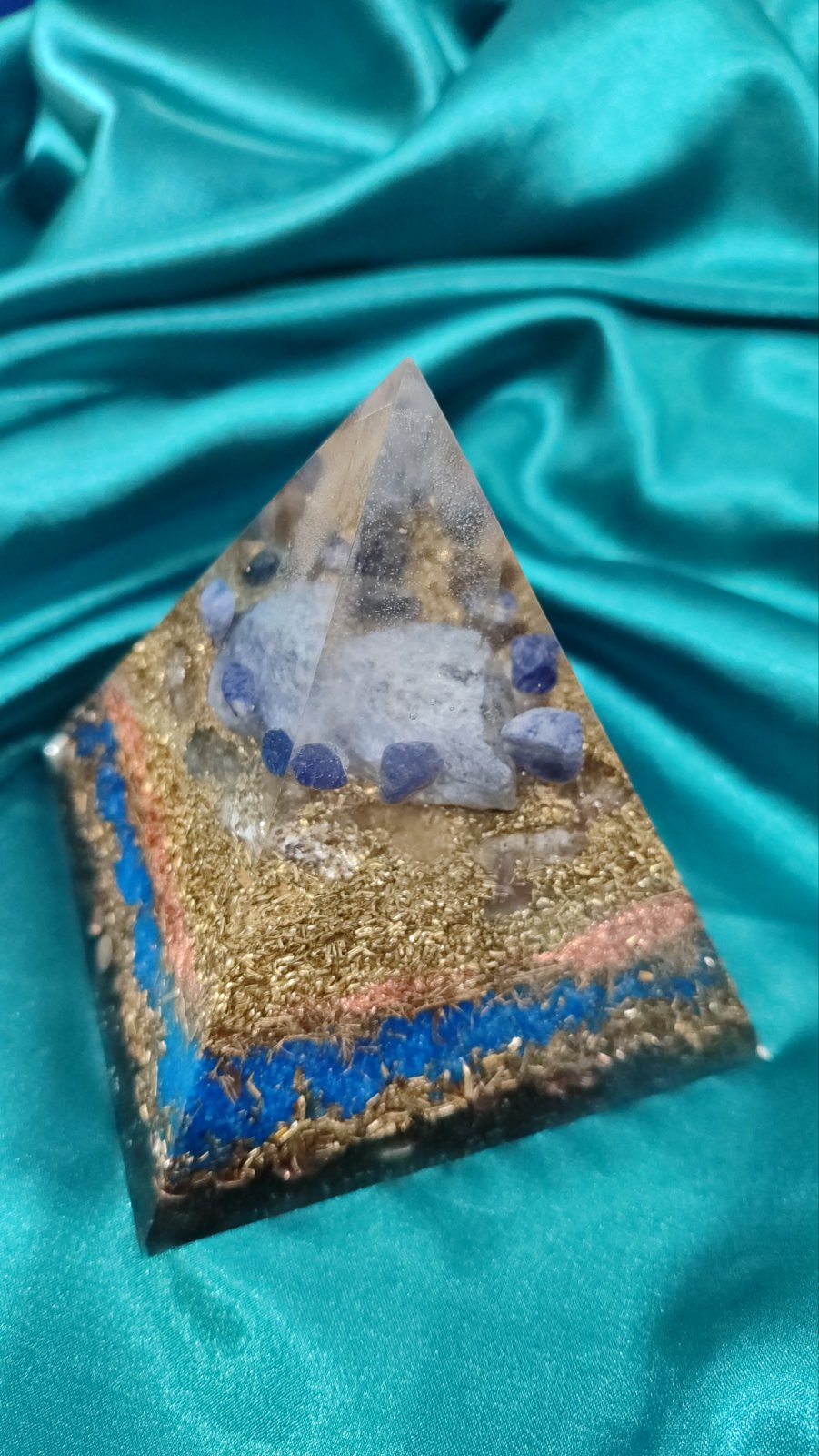 Grlena čakra, štitna žlezda, moć govora. Piramida sa sodalitom 9,5x9,5 cm