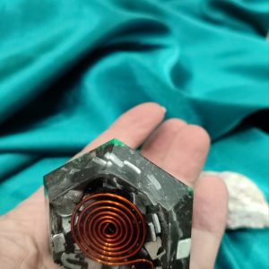 Radosno srce, zaštita od štetnosti, šestougaona piramida 5×7 cm
