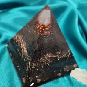 Snaga vulkanske energije. Piramida sa citrinom 8×8 cm
