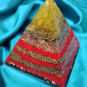 Privlačenje obilja, harmonizacija i lična moć. Piramida 9×9 cm sa citrinom u vrhu