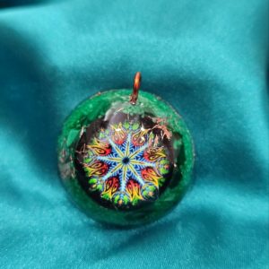 Mandala sa malahitom. Zelena ogrlica poluloptica za srce, srčanu čakru