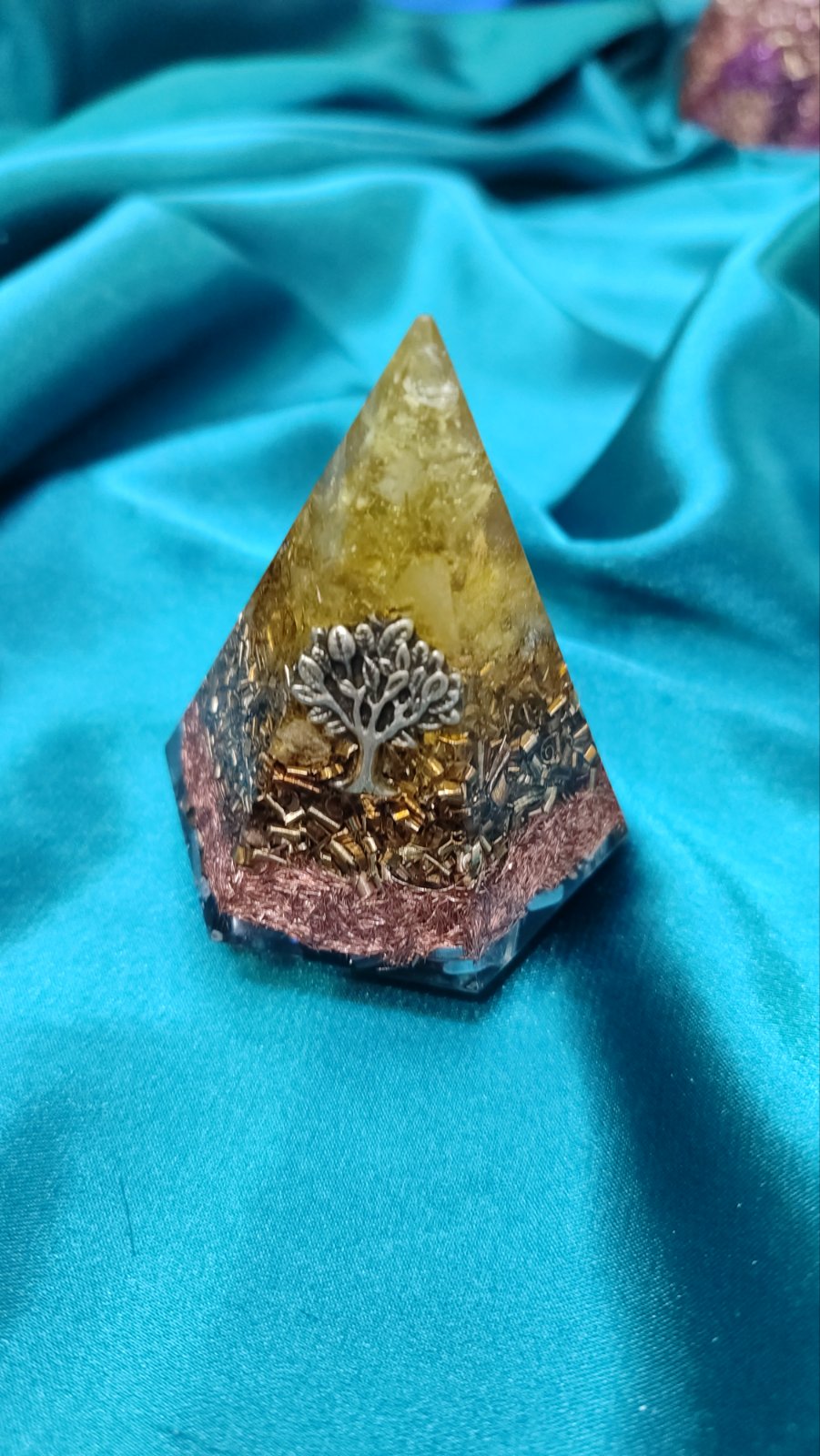 Energija materijalnog obilja i stabilnosti. Šestougaona piramida 5x7 cm sa drvetom života - Image 2