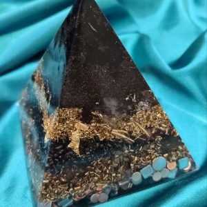 Zaštita, kreativnost i balans. Piramida sa više crnog turmalina 9,3×9,3 cm