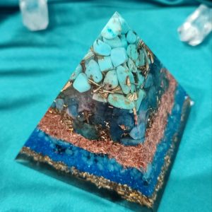 Grlo, govorništvo, peta čakra. Piramida 9×9 cm sa tirkizom i plavim apatitom