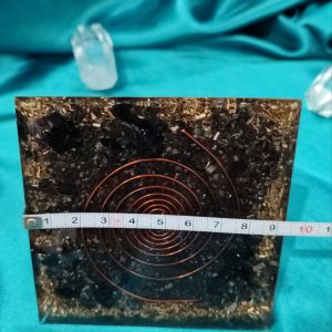 Grlo, govorništvo, peta čakra. Piramida 9×9 cm sa tirkizom i plavim apatitom