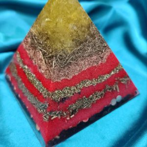 Privlačenje obilja, harmonizacija i lična moć. Piramida 9×9 cm sa citrinom u vrhu