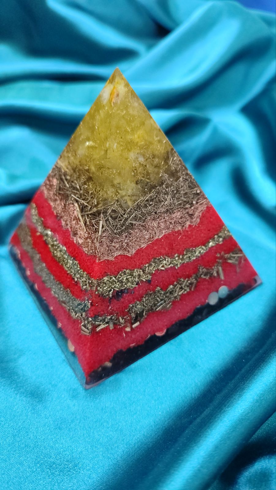 Privlačenje obilja, harmonizacija i lična moć. Piramida 9x9 cm sa citrinom u vrhu - Image 2