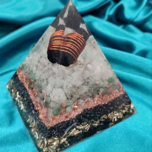 Piramida srca, mira i skladnog prostora sa crnim turmalinom u vrhu, 10×10 cm