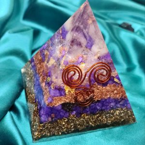 Piramida sa ametistom i simbolom Triskela za unutrašnji mir i harmoniju, 9×9 cm