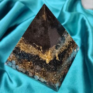 Zaštita, kreativnost i balans. Piramida sa više crnog turmalina 9,3×9,3 cm