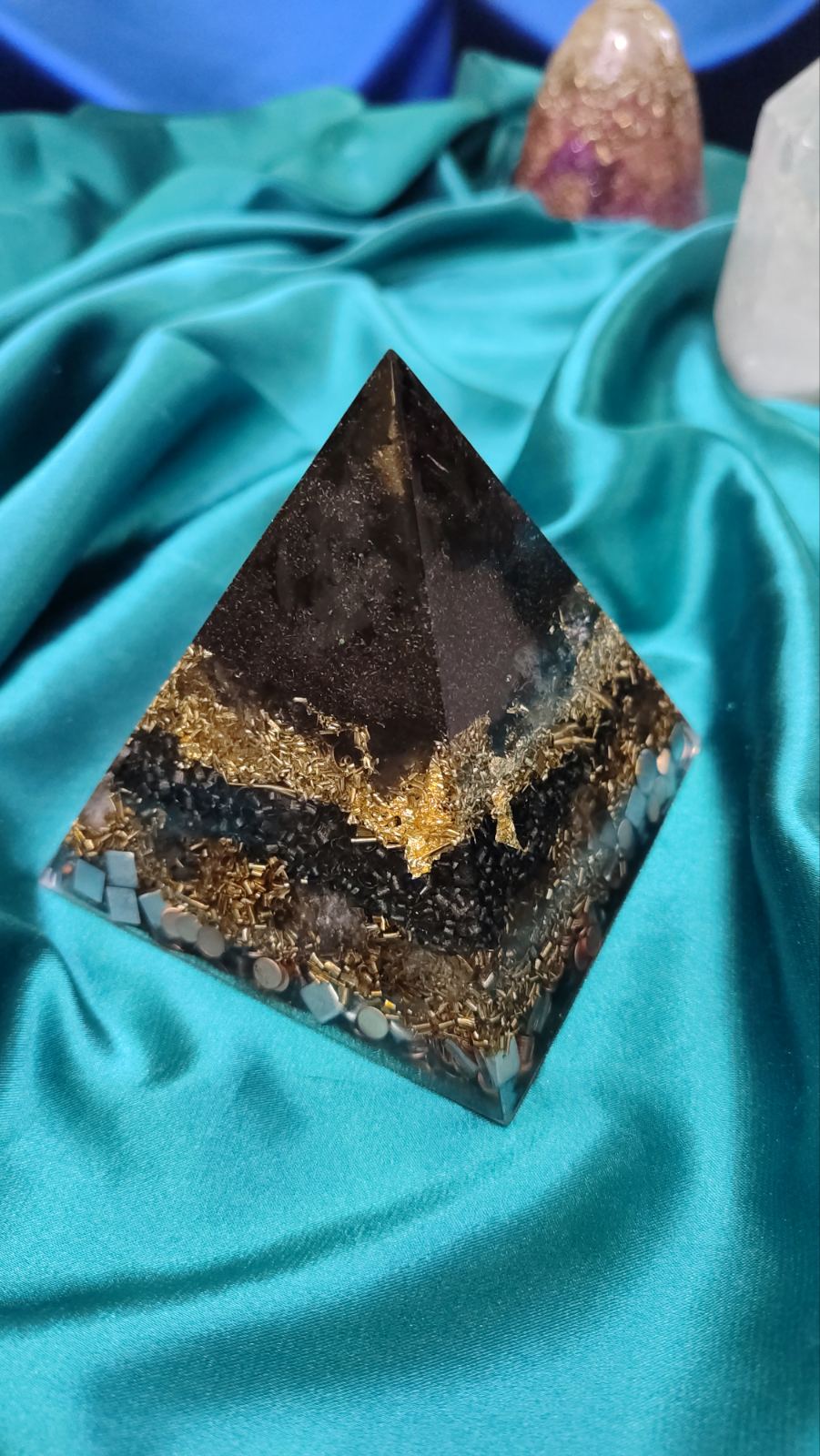 Zaštita, kreativnost i balans. Piramida sa više crnog turmalina 9,3x9,3 cm - Image 2