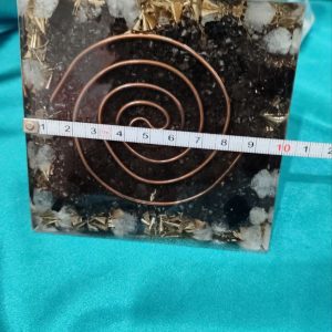 Zaštita, kreativnost i balans. Piramida sa više crnog turmalina