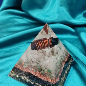 Piramida srca, mira i skladnog prostora sa crnim turmalinom u vrhu, 10×10 cm