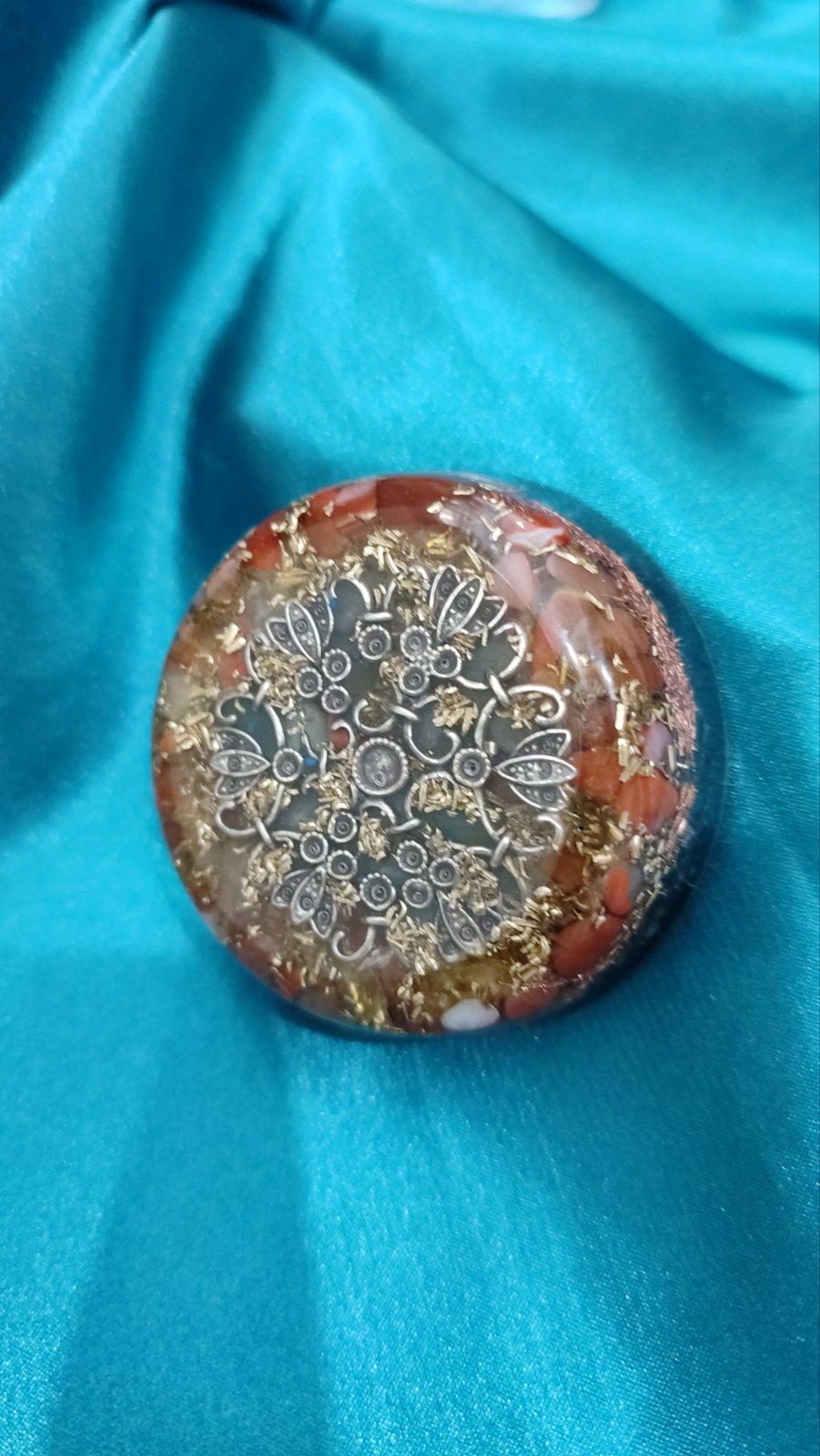 Optimizam, životna energija. Orgonit sa mandalom i karneolom 5,5 x 2 cm - Image 2