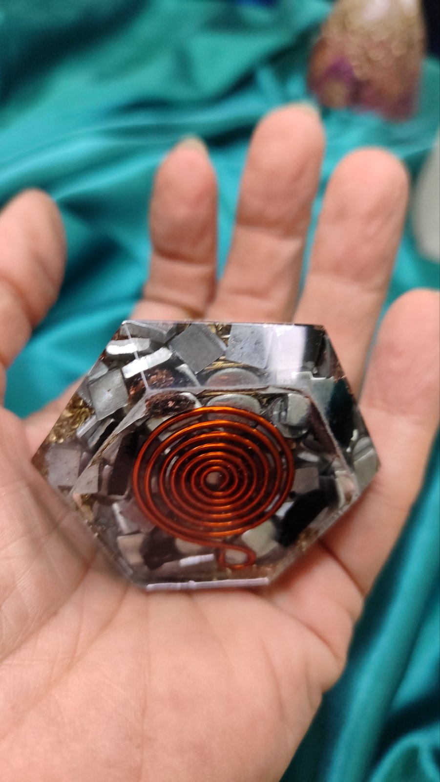 Energija materijalnog obilja i stabilnosti. Šestougaona piramida 5x7 cm sa drvetom života - Image 3