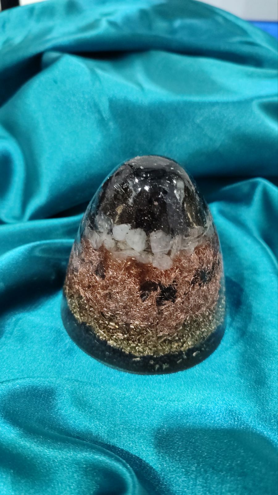 Vitalnost, hrabrost, zaštita. 1 kom. kupe sa većim procentom crnog turmalina i gorskog kristala 8x8 cm - Image 2