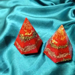 Obilje i prosperitet. 1 kom. crveno-zlatne šestougaone piramide 5×7 cm sa kamenom citrinom u vrhu