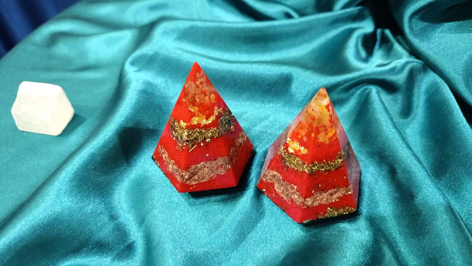Obilje i prosperitet. 1 kom. crveno-zlatne šestougaone piramide 5x7 cm sa kamenom citrinom u vrhu