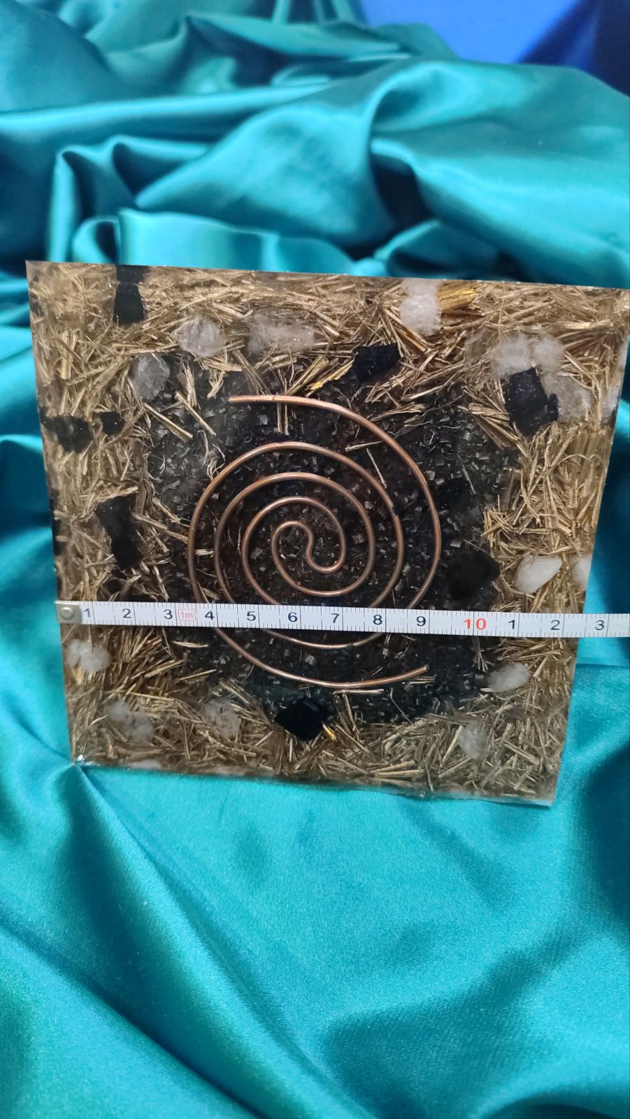 Svetlosna ravnoteža. Piramida 12,5x12,5 cm sa špicem gorskog kristala u vrhu, crnim turmalinom i tigrovim okom - Image 3