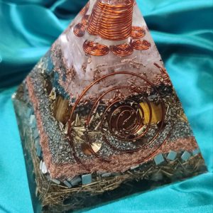 Svetlosna ravnoteža. Piramida 12,5×12,5 cm sa špicem gorskog kristala u vrhu, crnim turmalinom i tigrovim okom