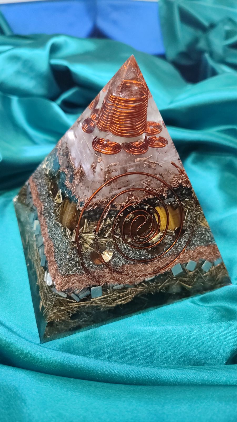 Svetlosna ravnoteža. Piramida 12,5x12,5 cm sa špicem gorskog kristala u vrhu, crnim turmalinom i tigrovim okom - Image 2