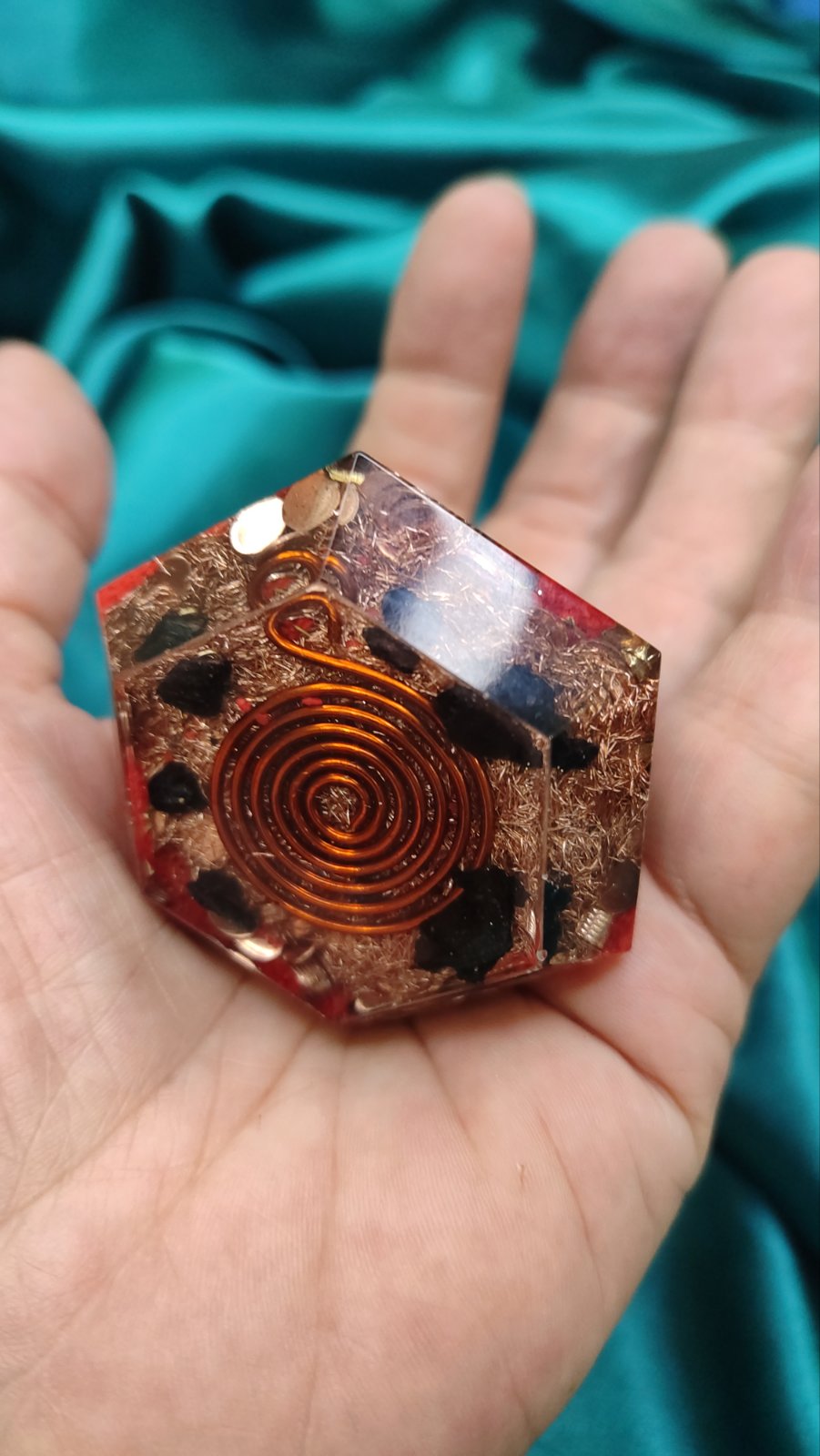 Obilje i prosperitet. Crveno-zlatna šestougaona piramida 5x7 cm sa citrinom u vrhu - Image 3