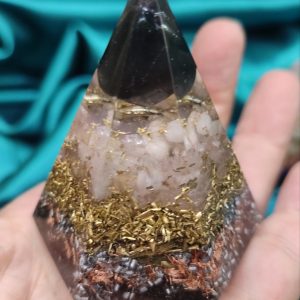 Smirenost, stabilnost, ljubav. Šestougaona piramida sa hematitom i rozekvarcom u vrhu 5×7 cm
